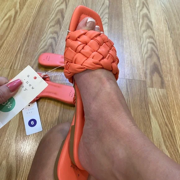 🪸🪸 Creamy coral woven flats multiple sizes avail - Picture 3 of 9